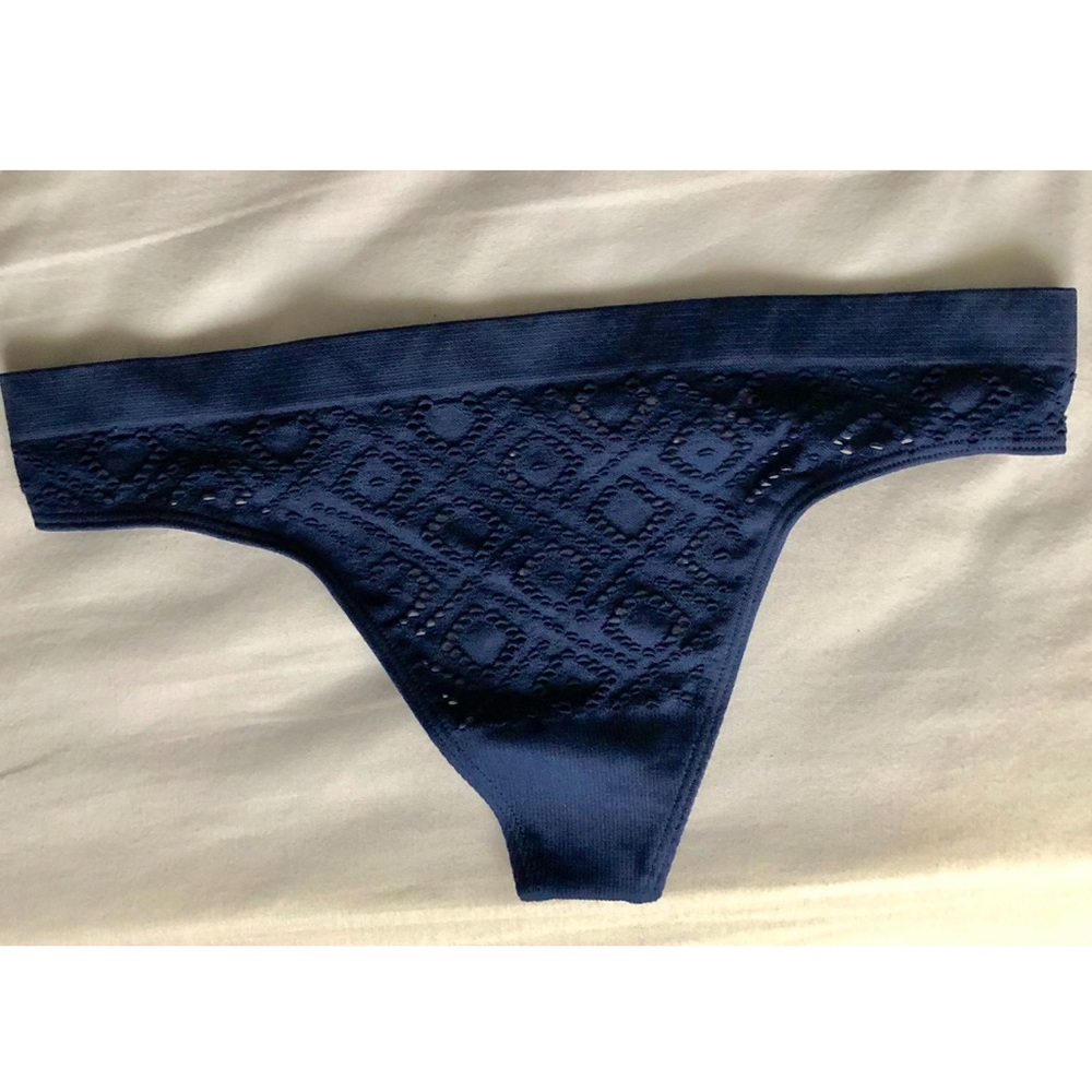 NWT Victoria Secret navy thong size M
